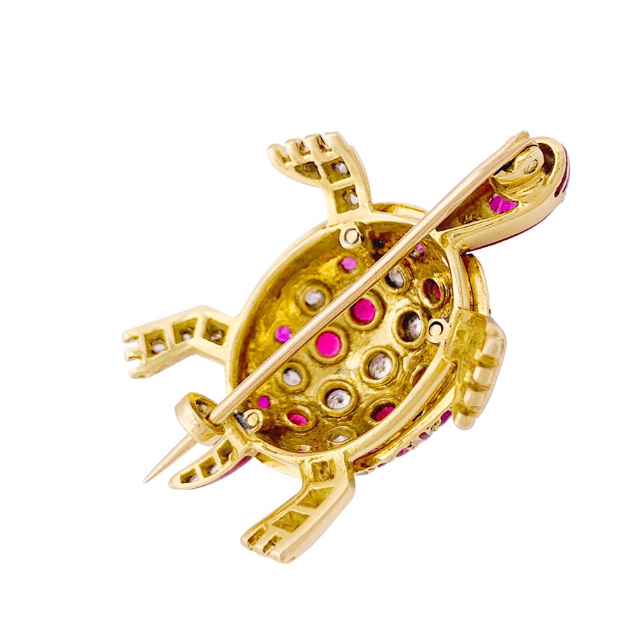 Broche "Tortue" en or jaune, émail, rubis, saphirs et diamants - Castafiore