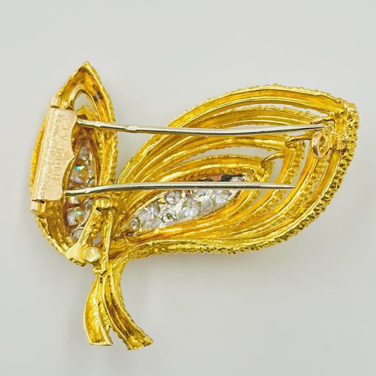 Broche Van cleef & Arpels en or jaune texturé et diamants - Castafiore