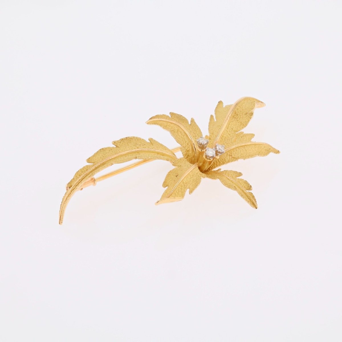 Brooch in amati gold and diamonds