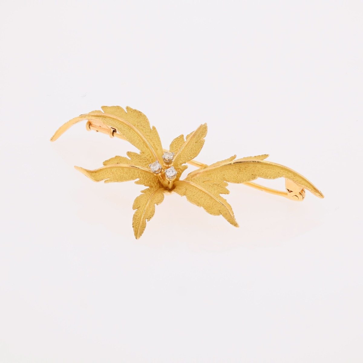 Brooch in amati gold and diamonds