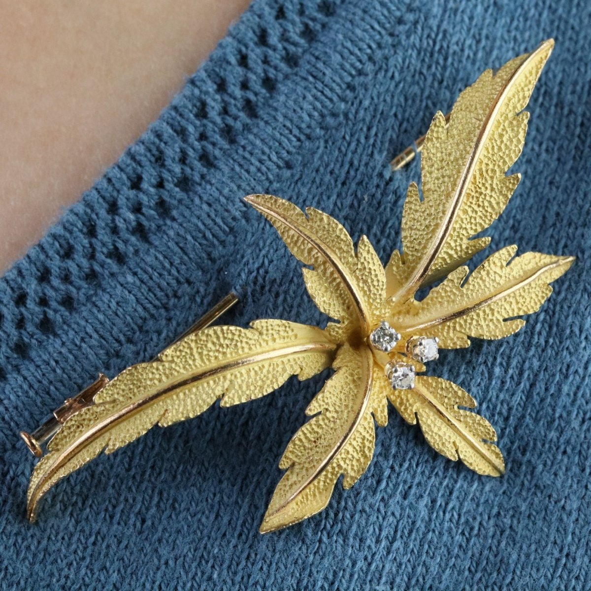 Brooch in amati gold and diamonds