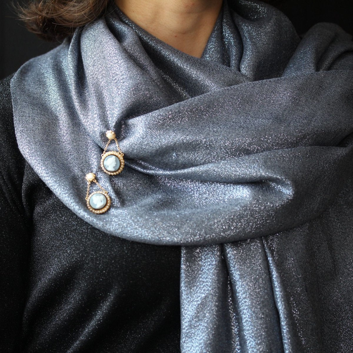 Broches de vêture en or jaune camée et perles fines - Castafiore