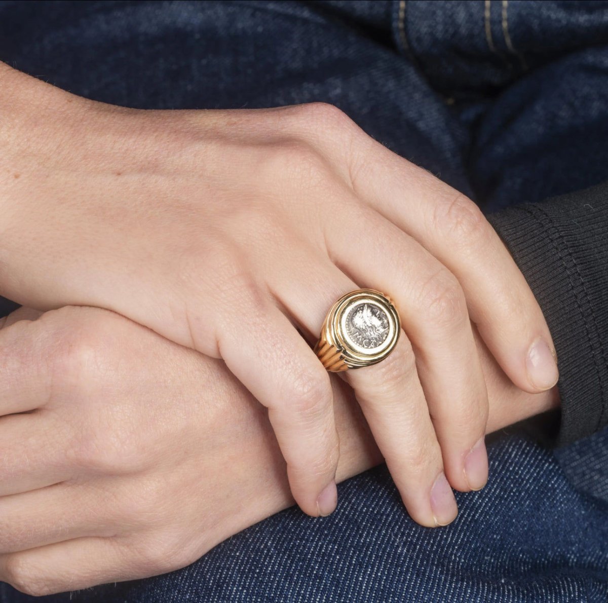 Bulgari Monete Ancient Silver M. Porcius Cato, Quinario, Roma, 89 a.C. Gold Ring - Castafiore