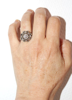 Bague Marguerite en or blanc, platine et diamants