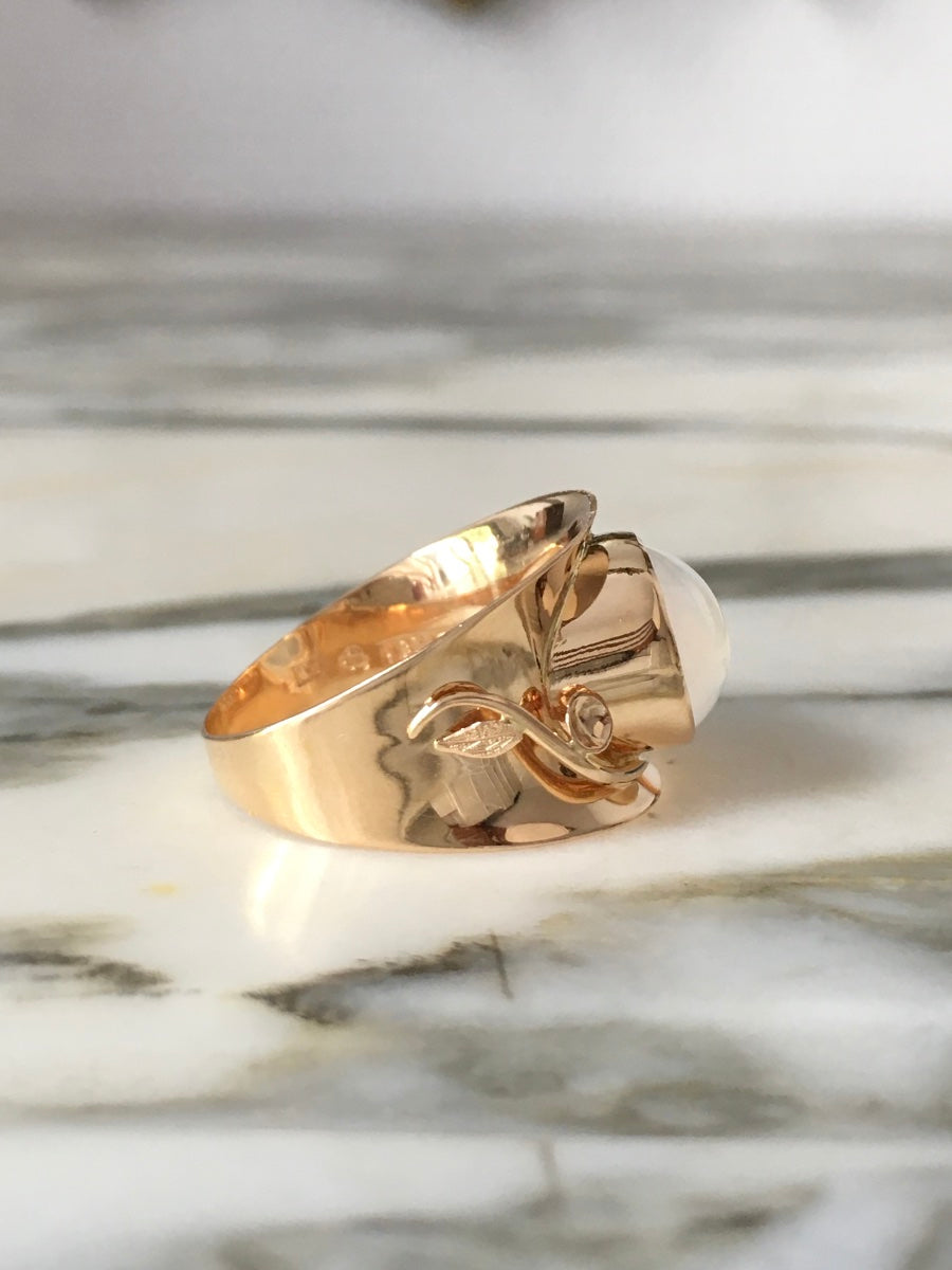 Yellow Gold Solitaire Ring with Moonstone