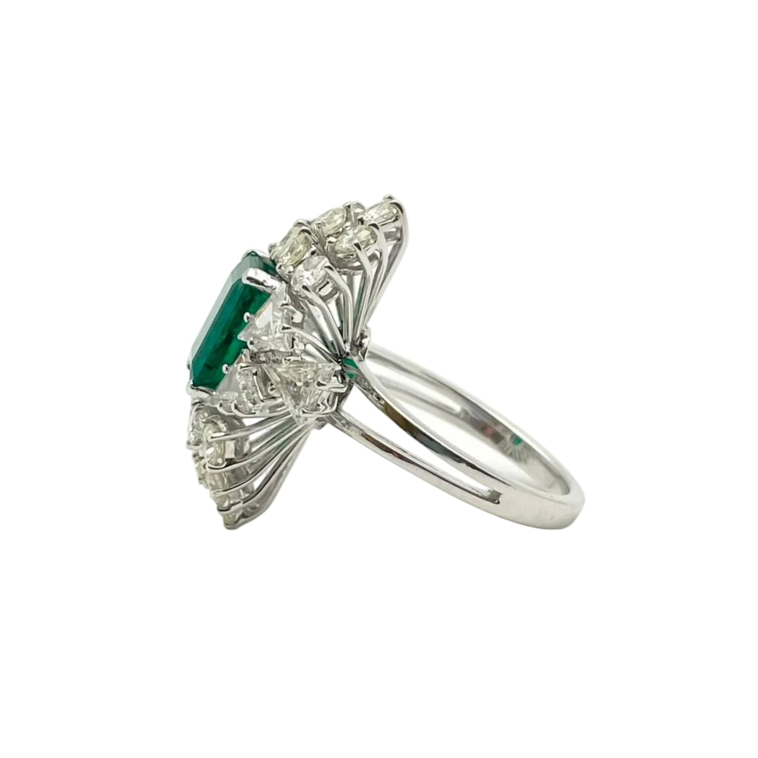 Entourage Ring in white gold, Emerald, and Diamonds