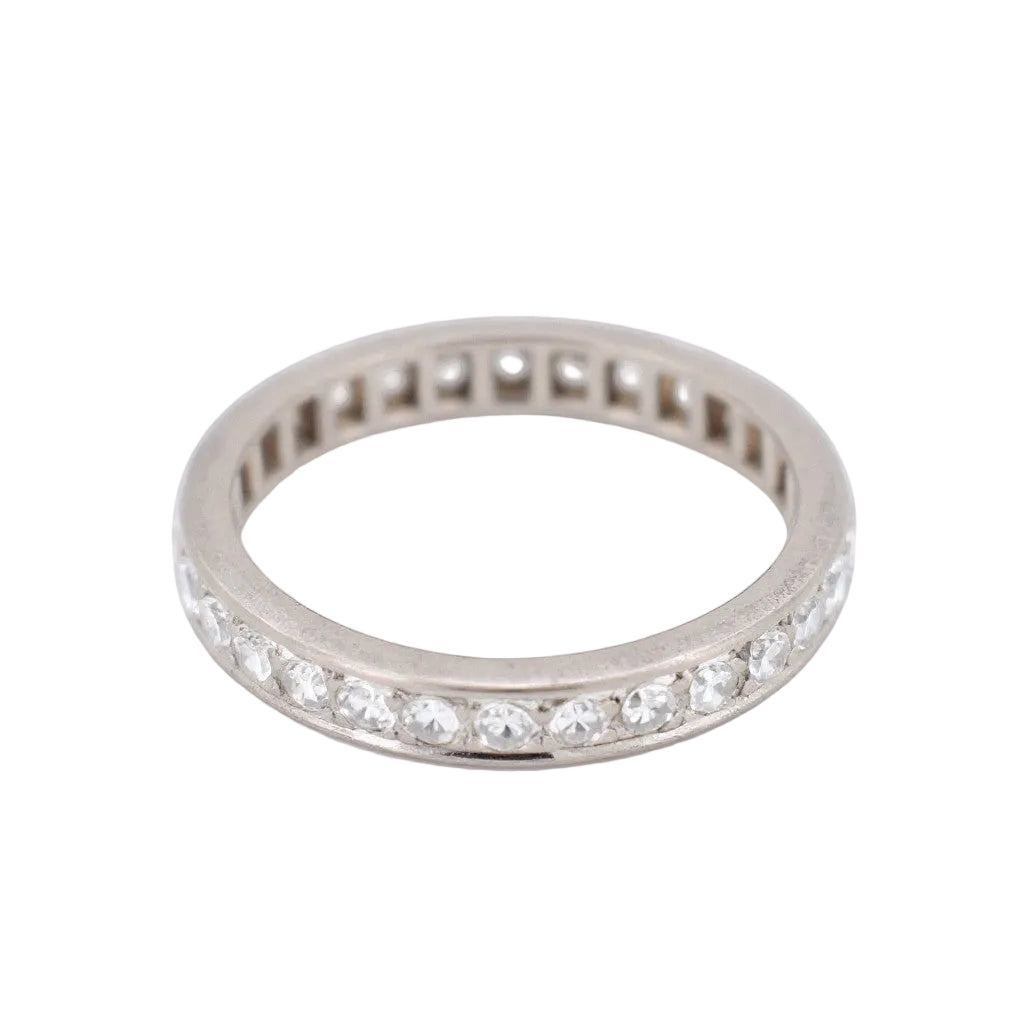 Wedding band ring in white gold and diamonds