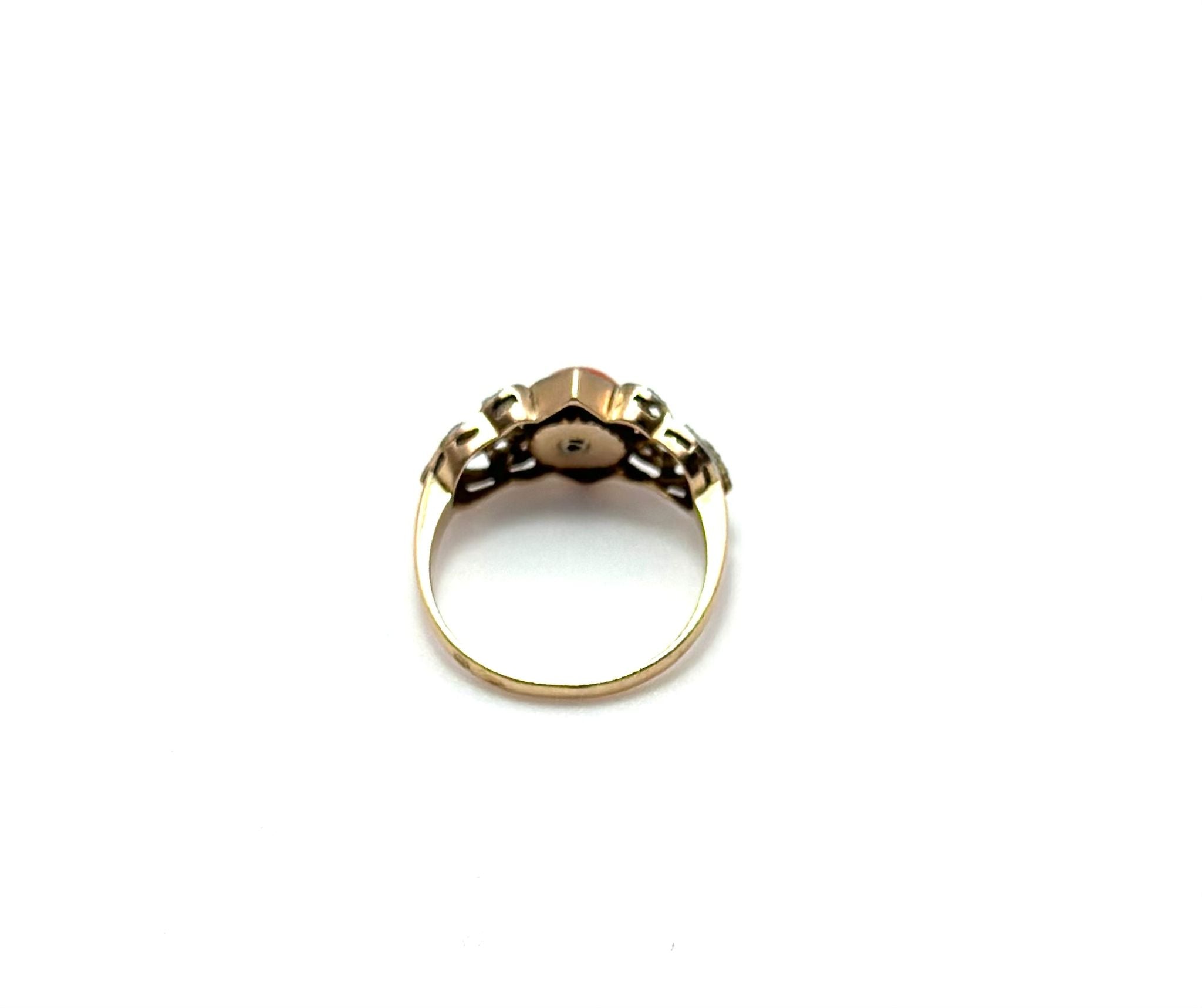 Bague Cocktail en or jaune, or blanc, platine, corail et diamants