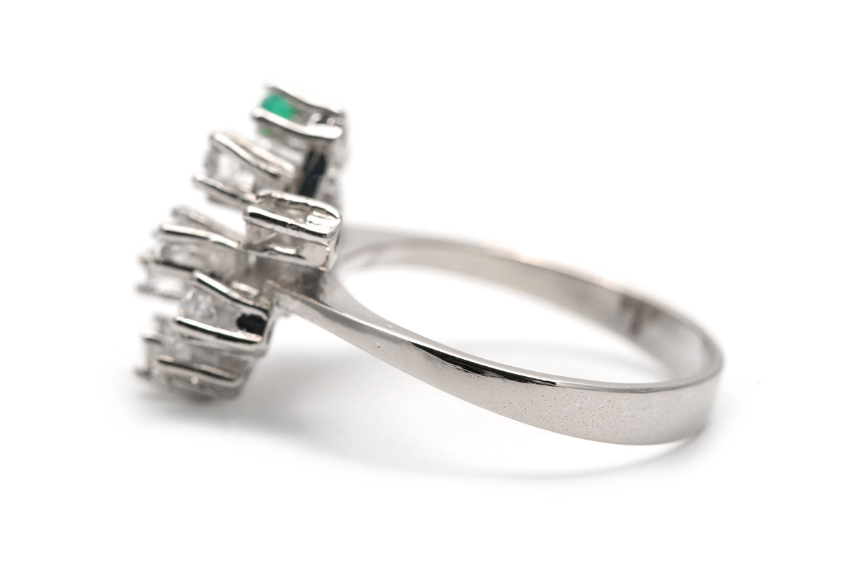 Bague en or blanc, émeraude et diamants