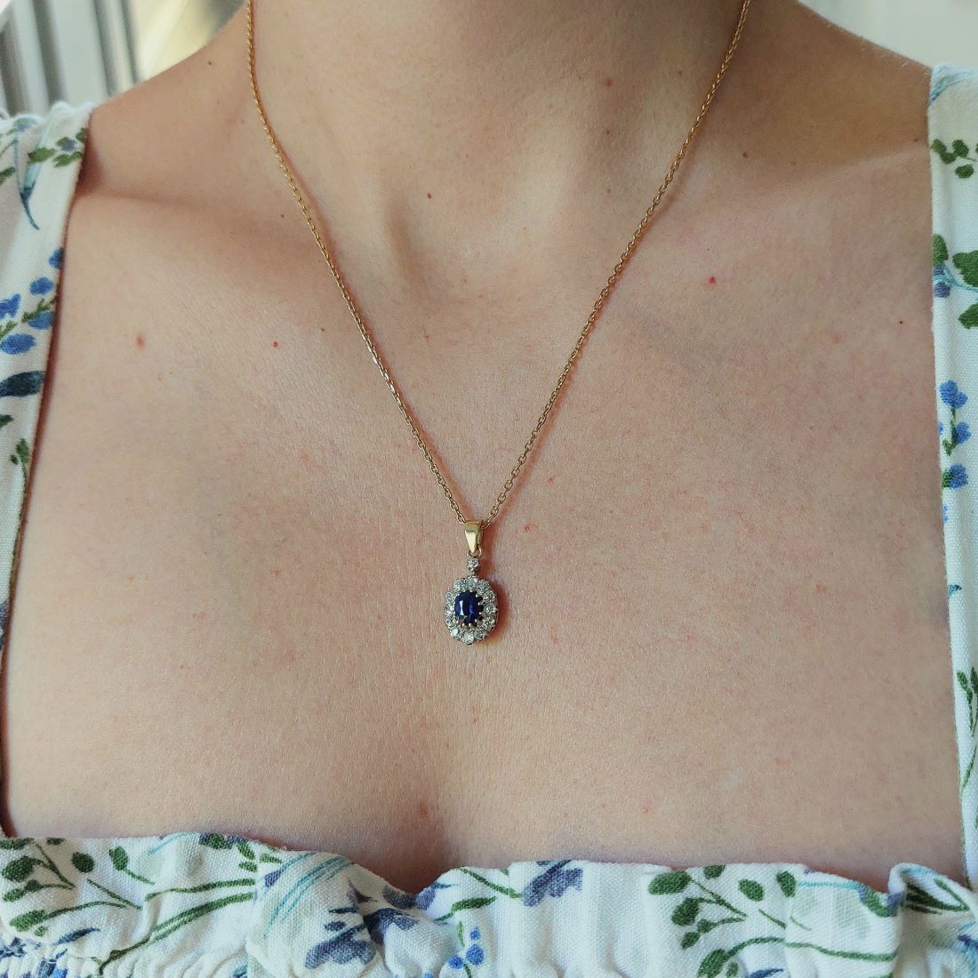 Yellow gold pendant with sapphire and diamonds