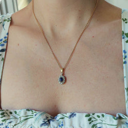 Yellow gold pendant with sapphire and diamonds