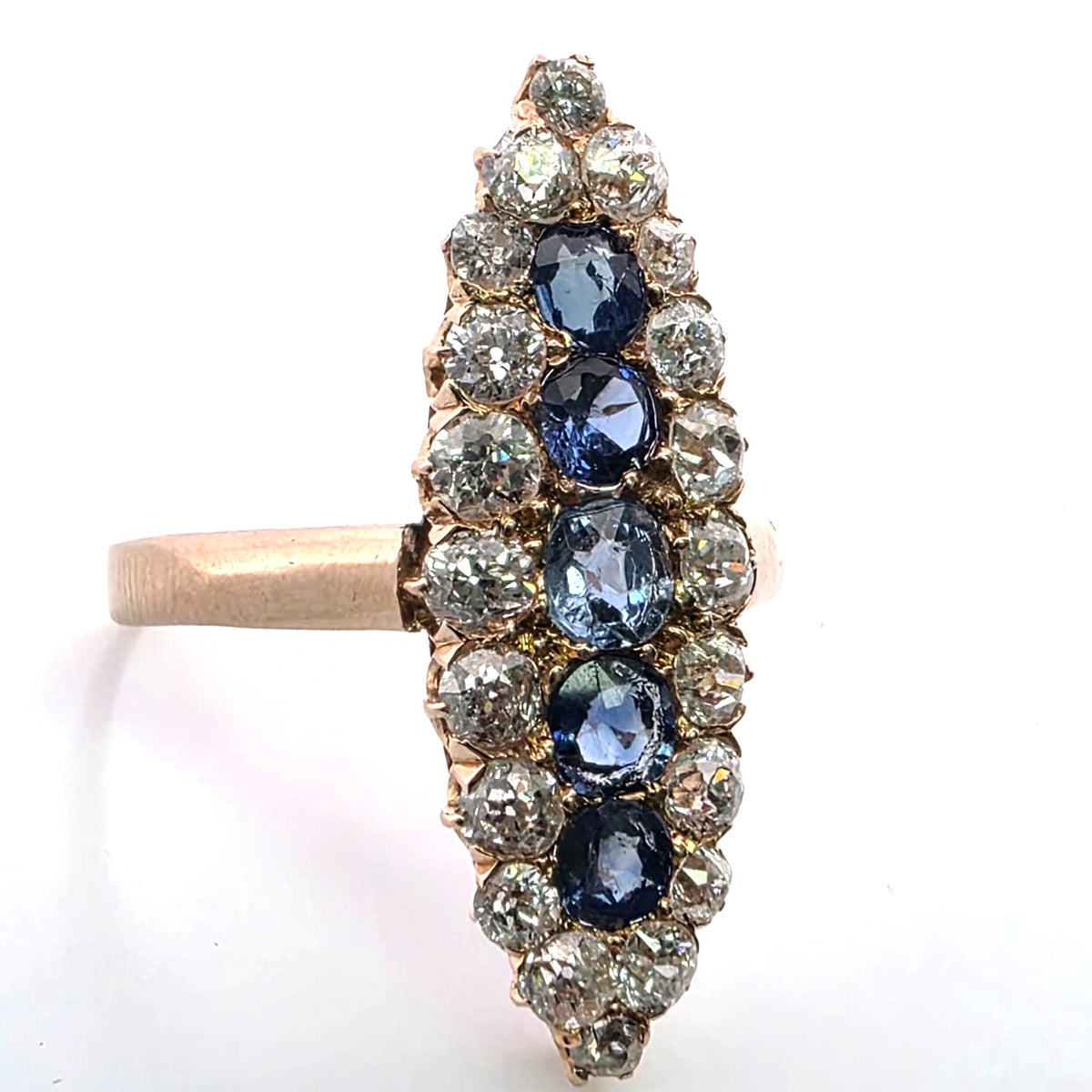 Bague Marquise en or jaune, saphirs et diamants