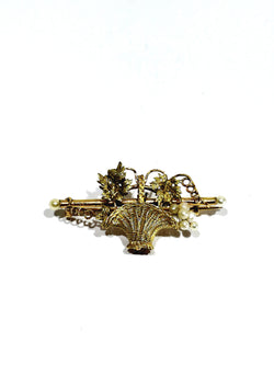 Brooch made of yellow gold, rose gold, and pearls