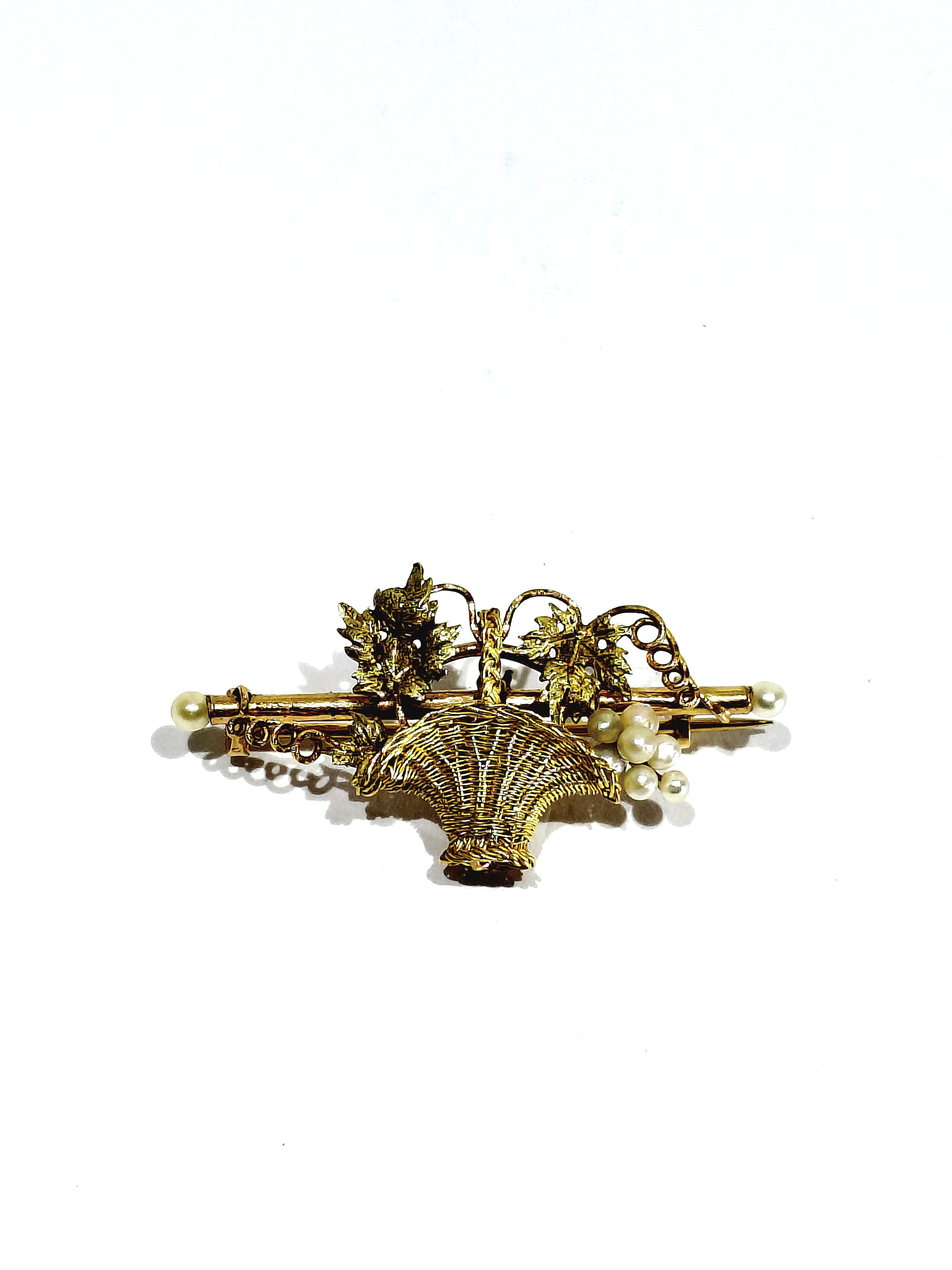 Brooch made of yellow gold, rose gold, and pearls