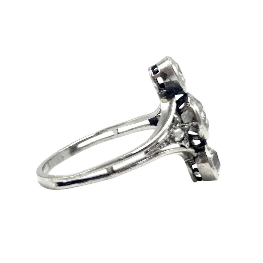 ART DECO Ring in Platinum with a Trio of Diamonds (Size 55)