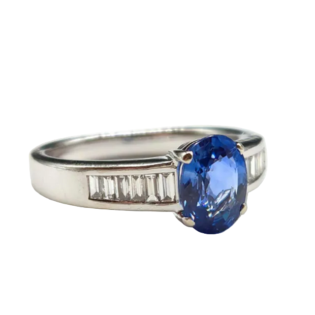White Gold Solitaire Ring with Sapphire and Diamonds
