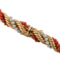 Set of jewelry in yellow gold, coral, and pearls