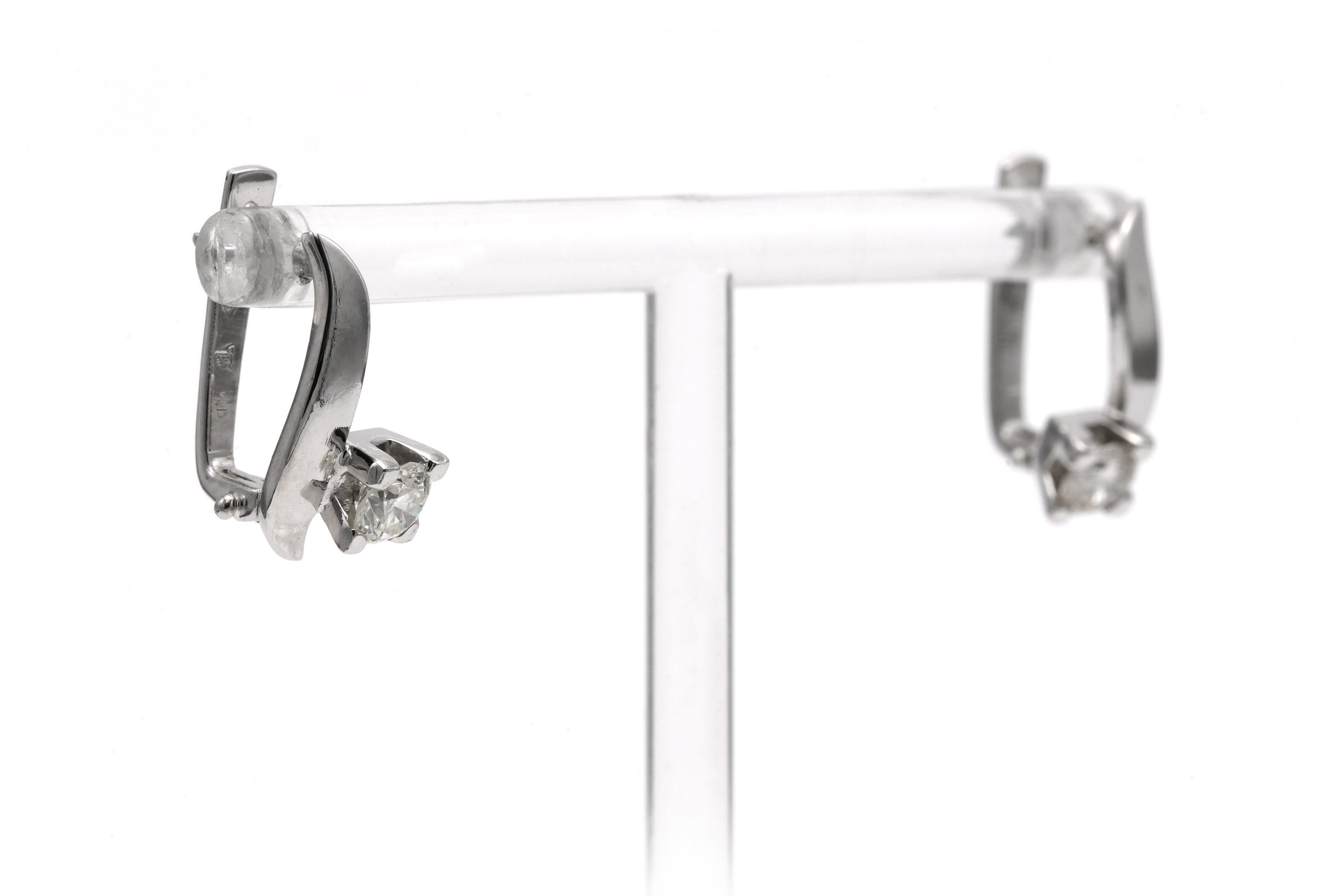 Lever-back earrings in white gold and diamonds