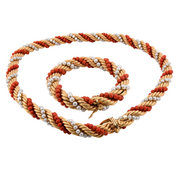 Set of jewelry in yellow gold, coral, and pearls