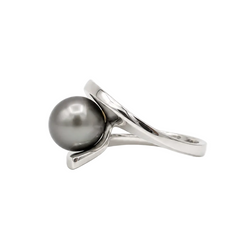 White Gold Solitaire Ring with a Pearl