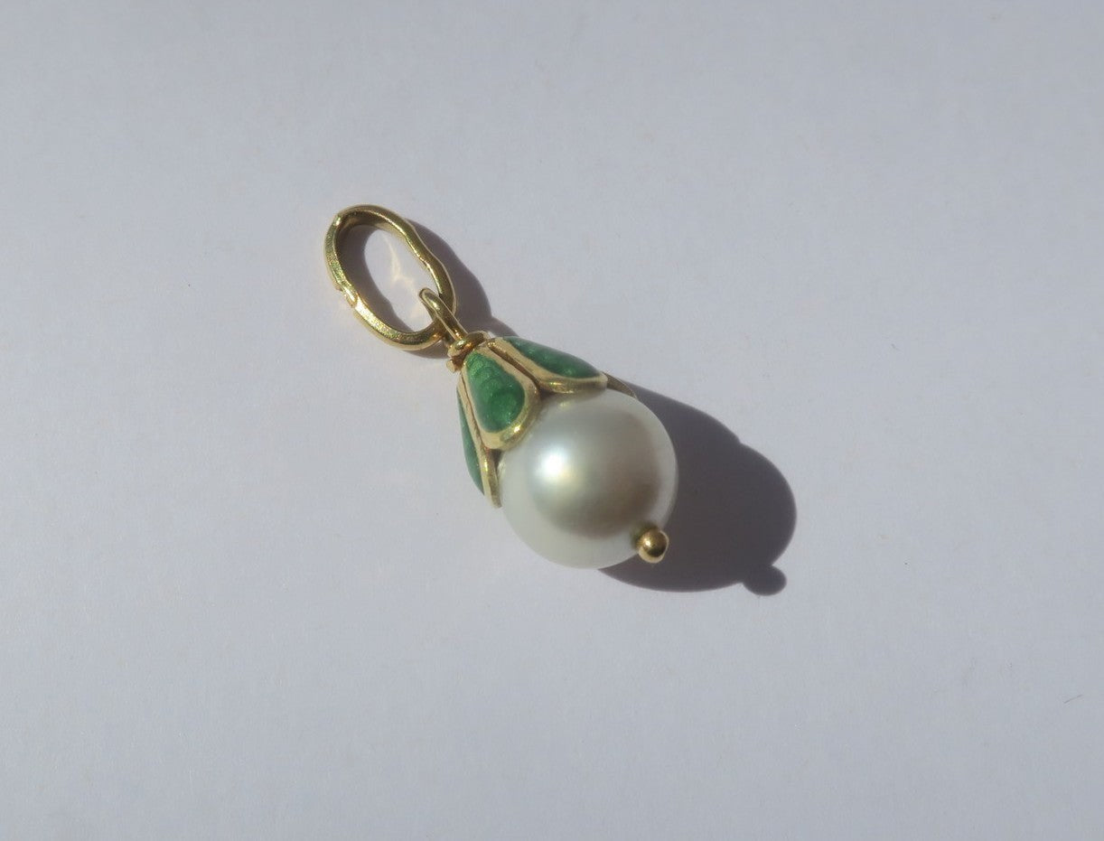 Pendentif en or jaune, émail et perle