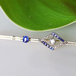 Brooch made of yellow gold, platinum, sapphires, and diamonds