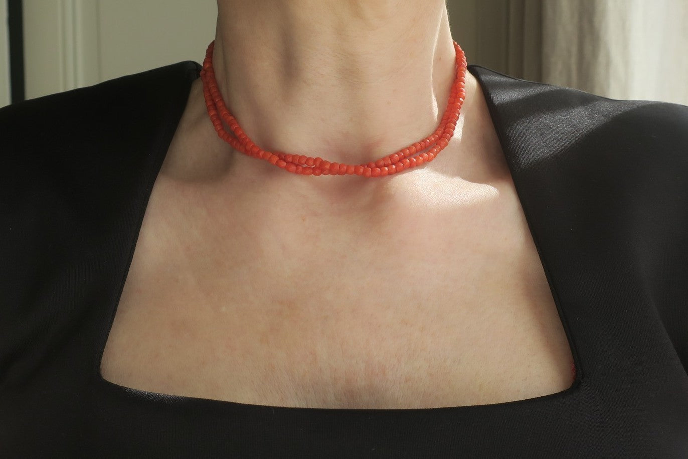 Double-strand choker necklace made of Mediterranean coral and rose gold