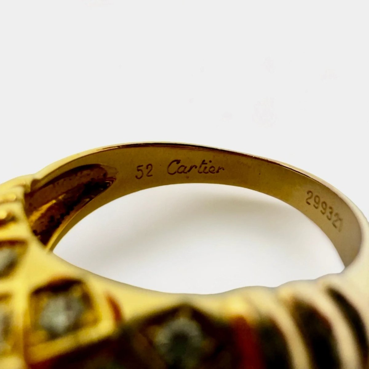 CARTIER Bague jonc résille orné de diamants. - Castafiore