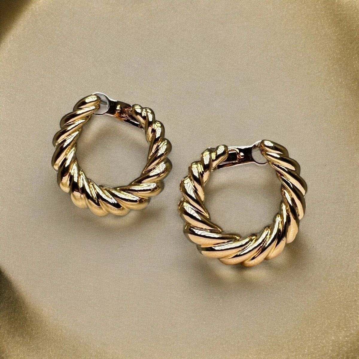 CARTIER Boucles d’oreilles créoles en or jaune. - Castafiore