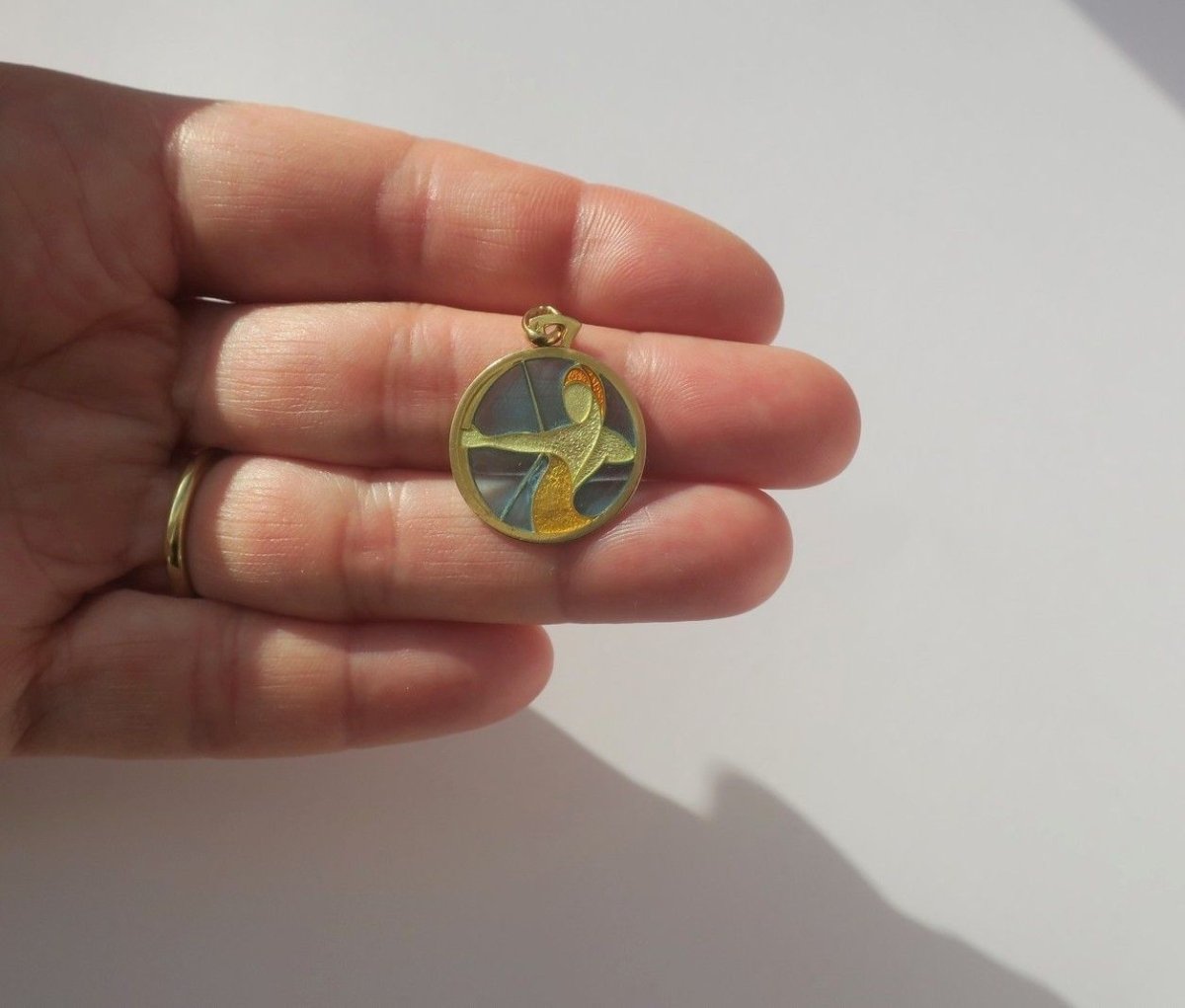 CARTIER - Pendentif Sagittaire Email plique à jour Or - Castafiore