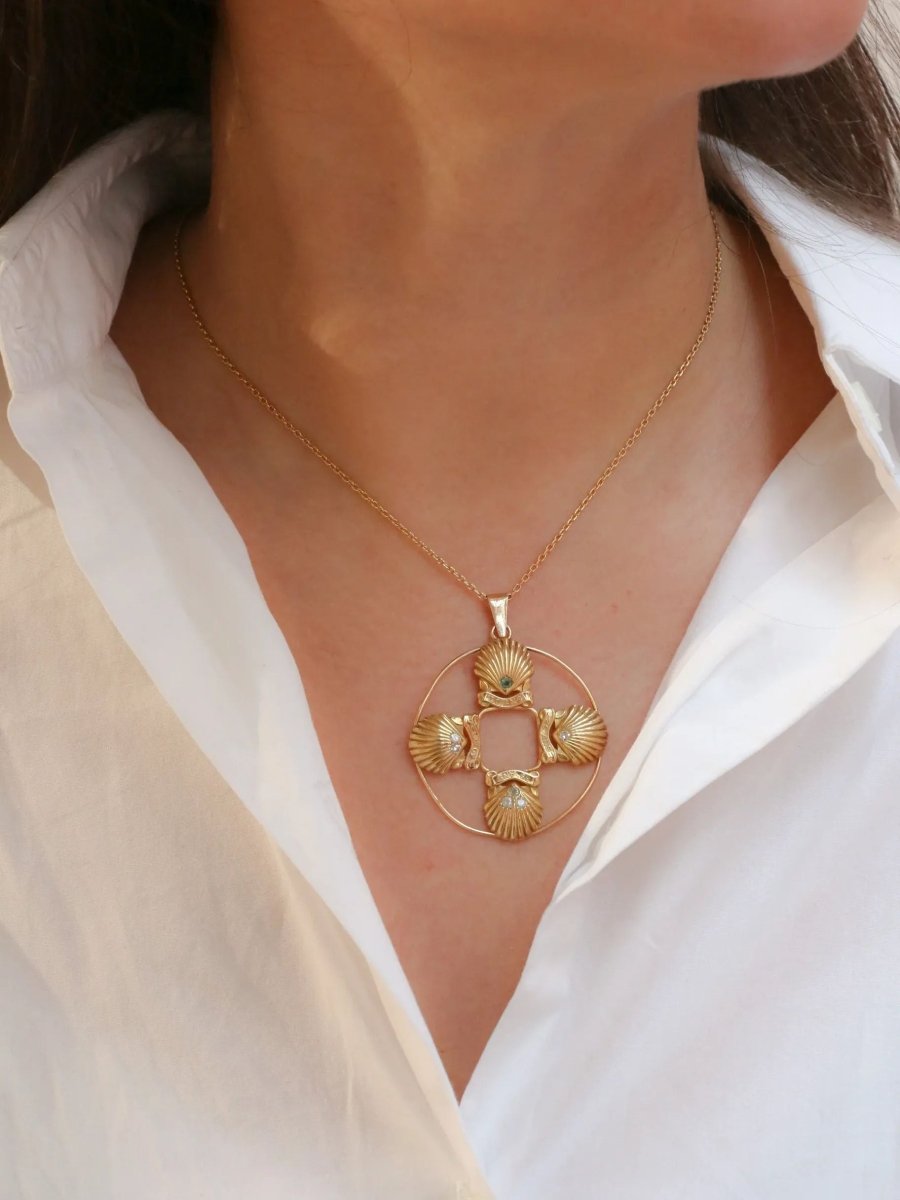 Cartier pour Shell, Pendentif vintage rond en or, diamants et émeraudes - Castafiore