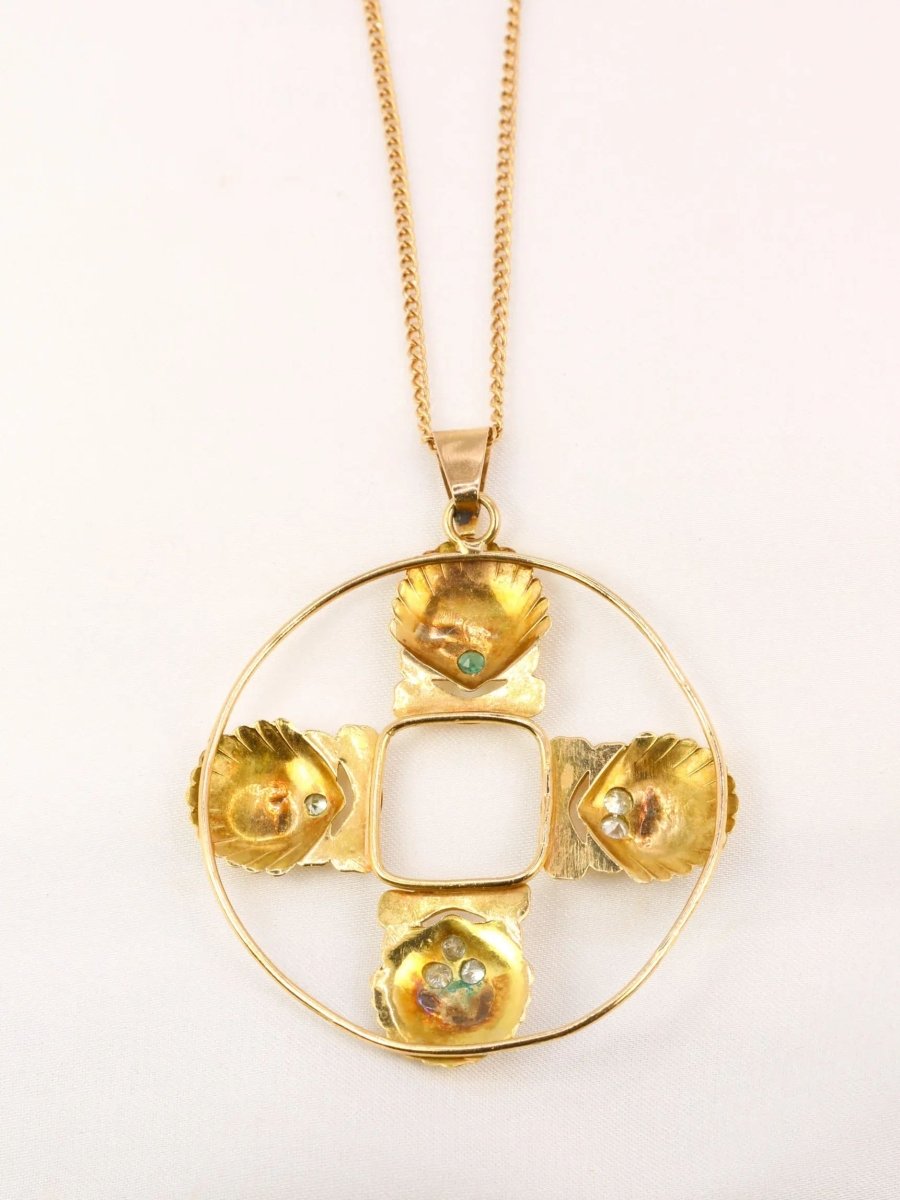 Cartier pour Shell, Pendentif vintage rond en or, diamants et émeraudes - Castafiore