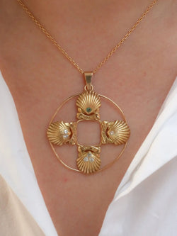 Cartier pour Shell, Pendentif vintage rond en or, diamants et émeraudes - Castafiore