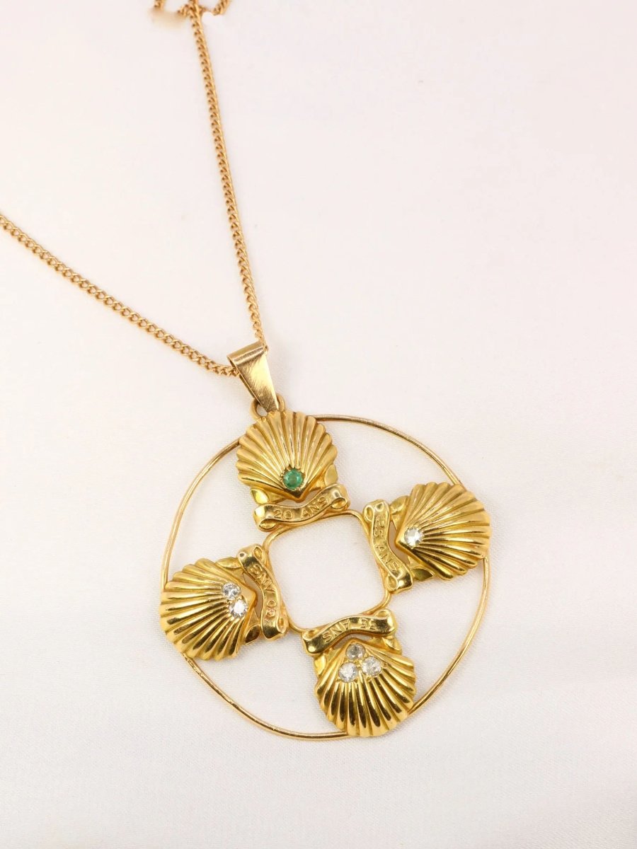 Cartier pour Shell, Pendentif vintage rond en or, diamants et émeraudes - Castafiore