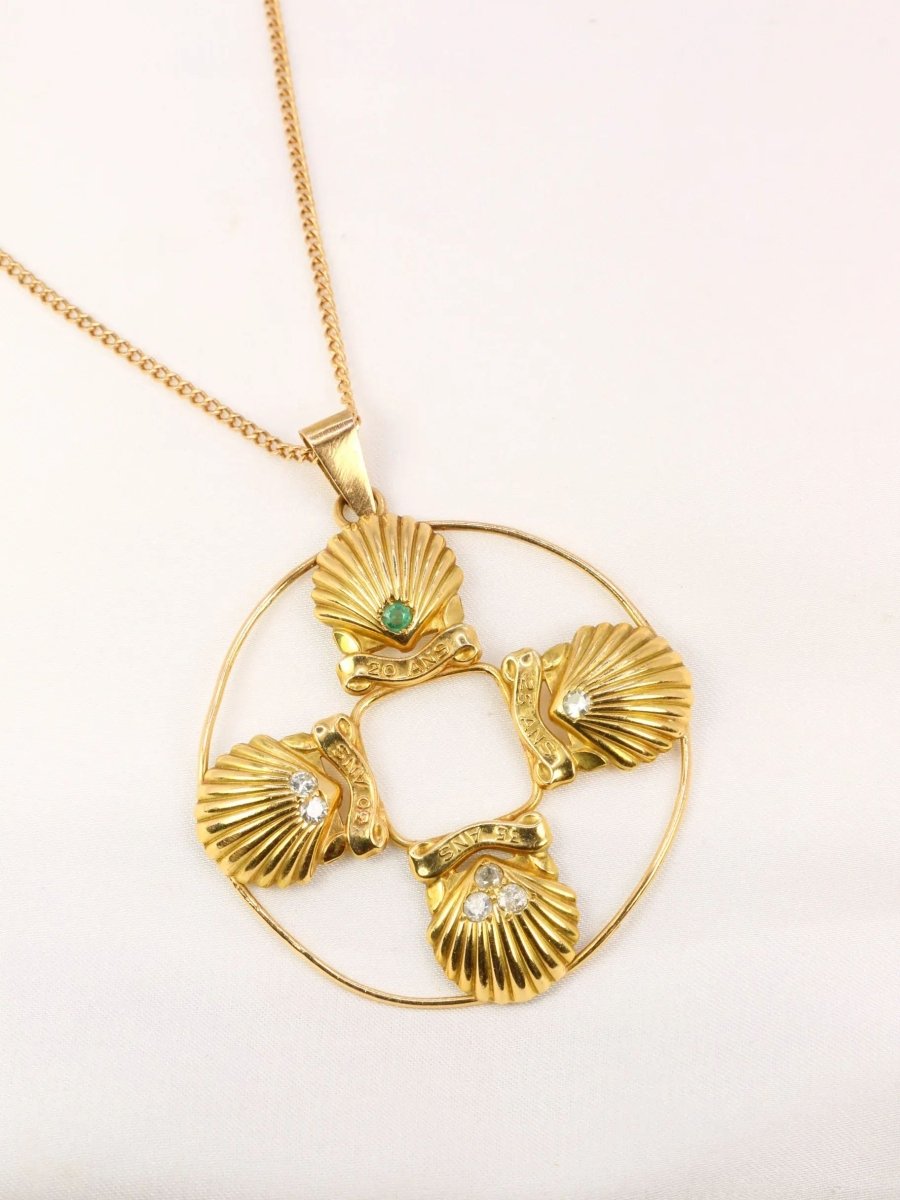 Cartier pour Shell, Pendentif vintage rond en or, diamants et émeraudes - Castafiore