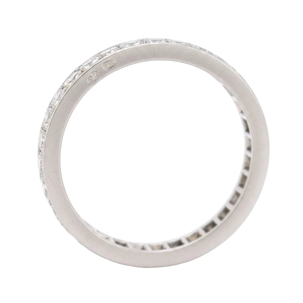 Wedding band ring in white gold and diamonds