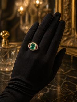 Bague Entourage en or jaune, émeraude, rubis et diamants