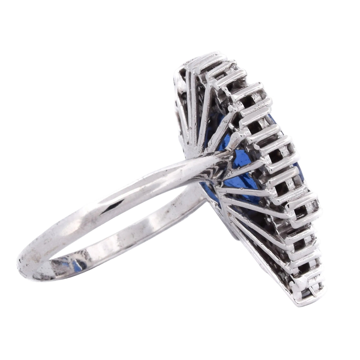 Entourage Ring in white gold, sapphire, and diamonds