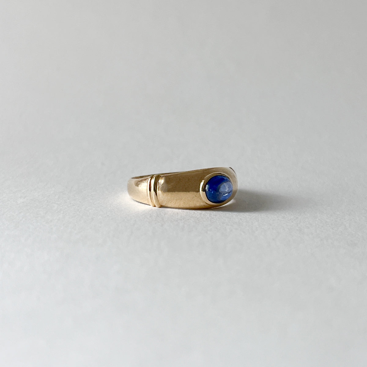 Bague Jonc en or jaune et saphir