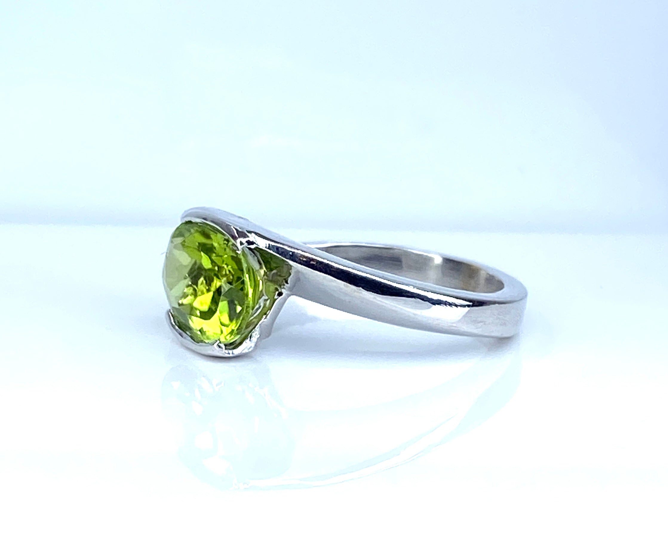 Ring in white gold and peridot