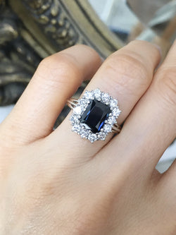 Entourage Ring in white gold, Sapphire, and Diamonds