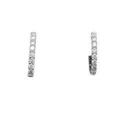 Paire de petites créoles en or blanc, diamants.