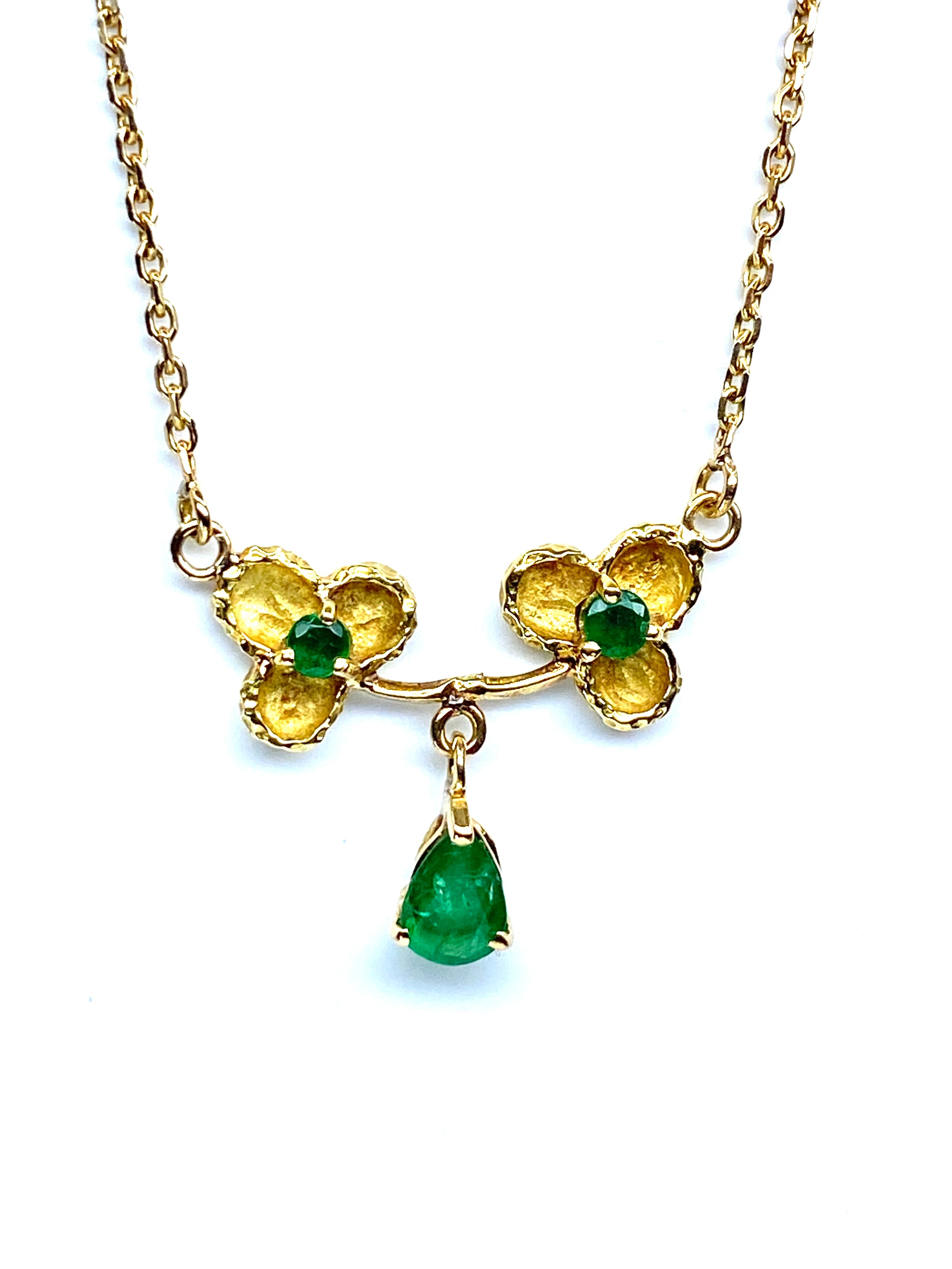 Collier pendentif en or jaune 18 carats et émeraudes