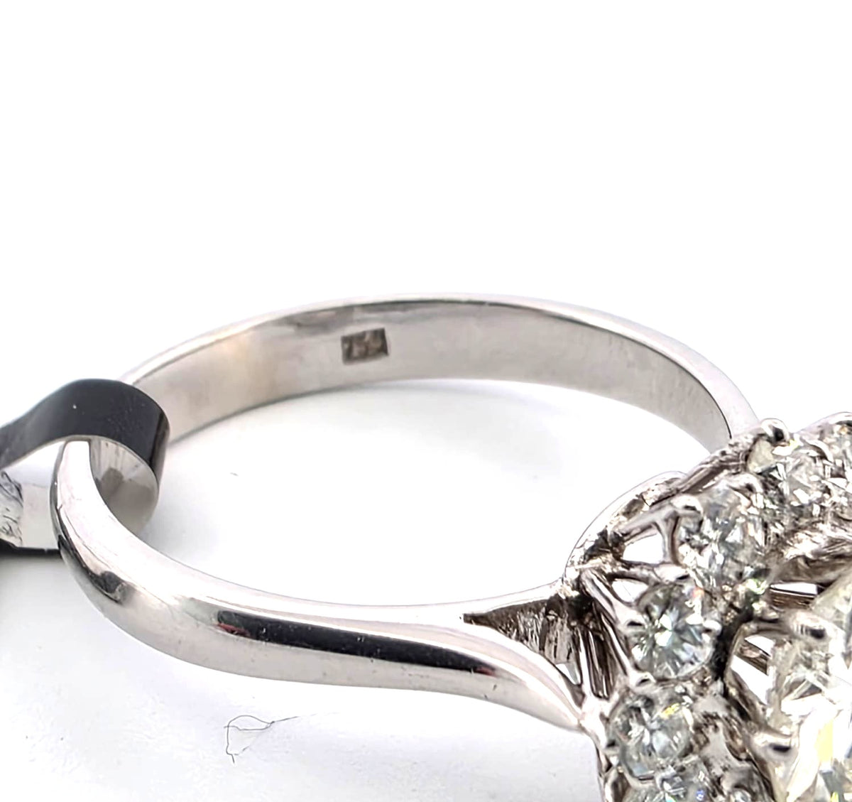 "Entourage" Ring in White Gold and Diamonds