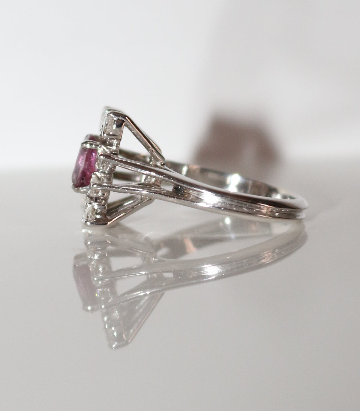 Bague Pompadour en or blanc, rubis, et diamants