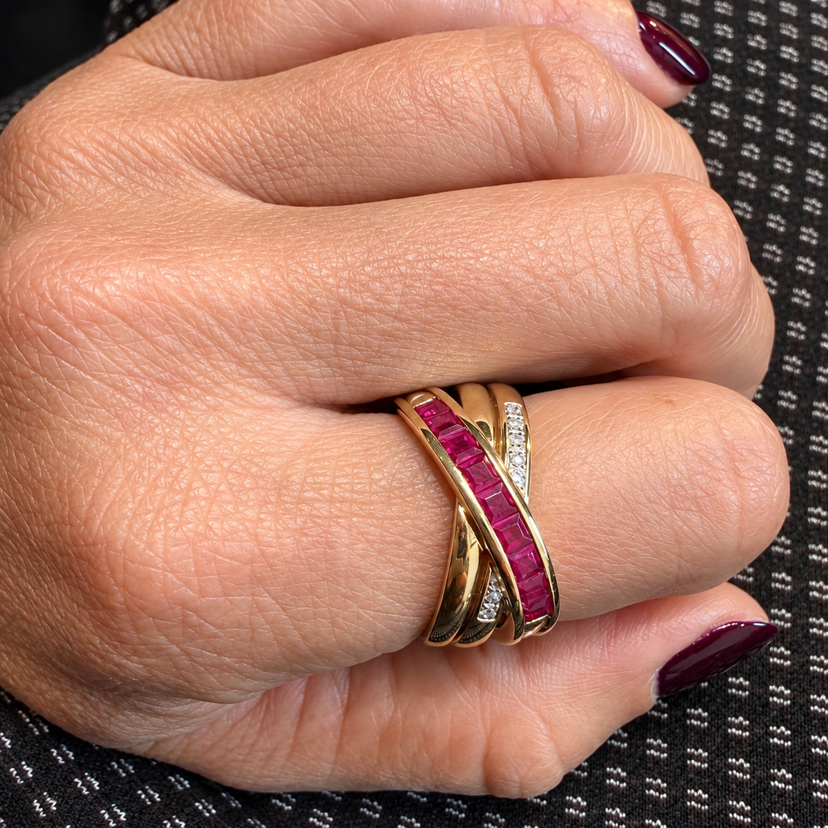 Yellow gold ring with rubies and diamonds