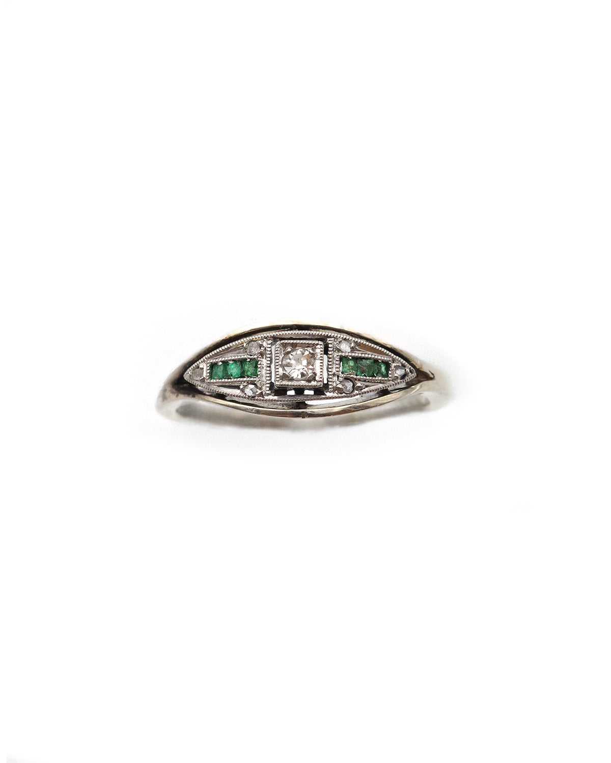 Bague en or blanc, platine, émeraudes et diamants