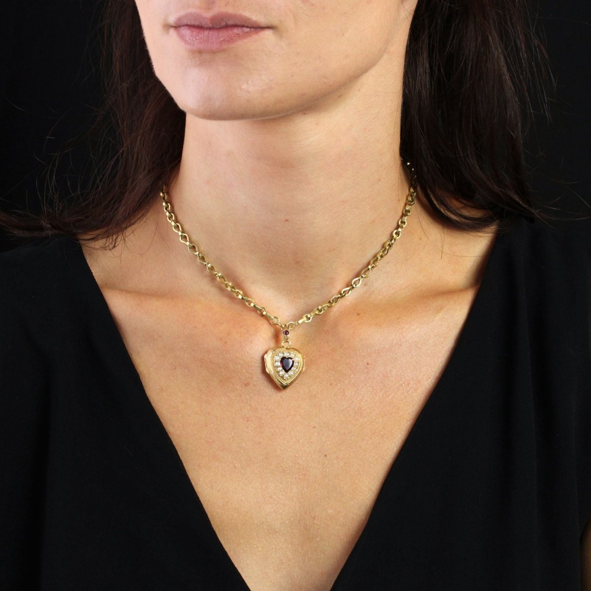 Chaine ancienne et son médaillon en forme de cur grenats et perles fines - Castafiore