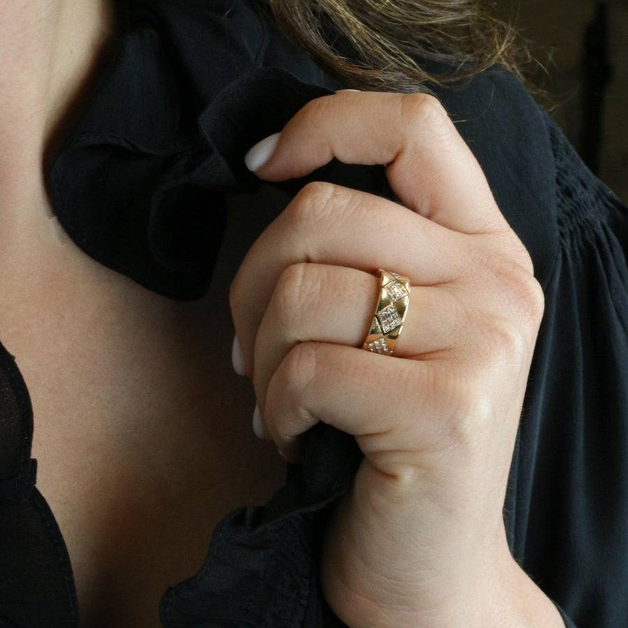 CHANEL Bague "Matelassé" vintage or jaune diamants - Castafiore