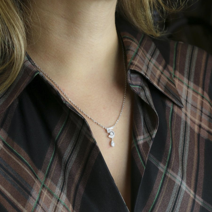 CHANEL Collier Eternal 5 or blanc diamants - Castafiore